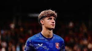 风中有朵雨做的云？曼城新赛季二客球衣曝光：灵感源自雨滴