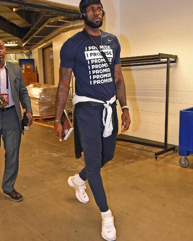 詹姆斯缺阵，东契奇神勇发挥仍不足惜，NBA湖人队四连胜挑战失败